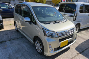 Foto do exterior dianteira esquerda de um carro Daihatsu Move ano 2013 à venda pela Revendedora Golden Motors em Oizumi-machi, Gunma