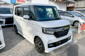 Foto do exterior dianteira esquerda de um carro Honda N-Box ano 2019 à venda pela Revendedora Golden Motors em Oizumi-machi, Gunma