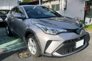 Foto do exterior dianteira esquerda de um carro Toyota C-HR ano 2021 à venda pela Revendedora Golden Motors em Oizumi-machi, Gunma